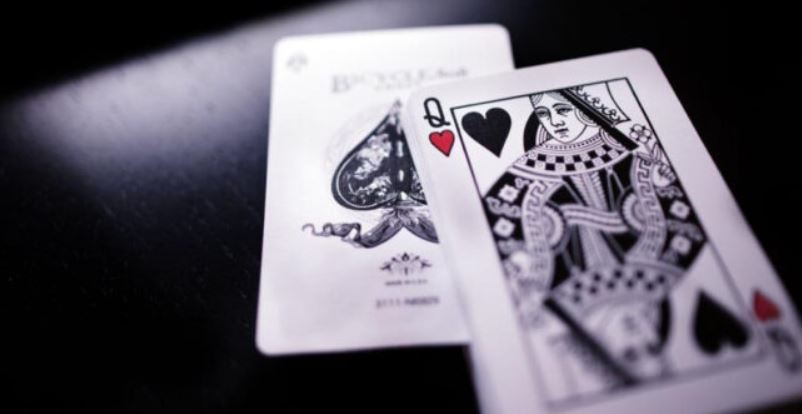 Khám phá quân Q trong giải mã ý nghĩa 52 lá bài tây