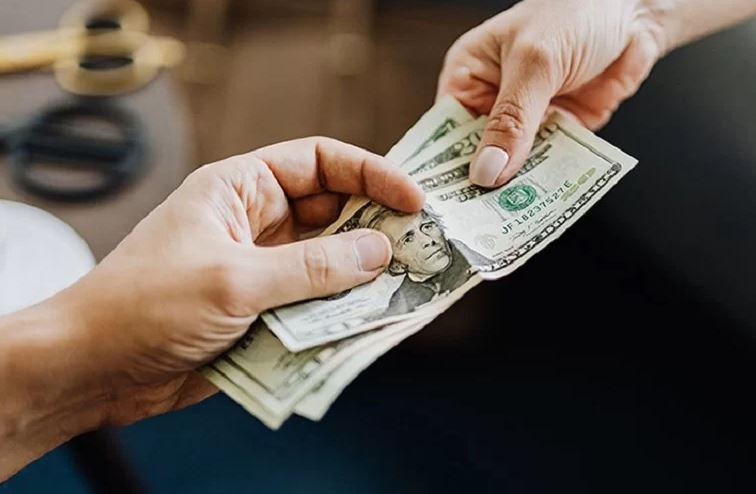 Mộng thấy tiền đô giả là giấc chiêm bao tiêu cực