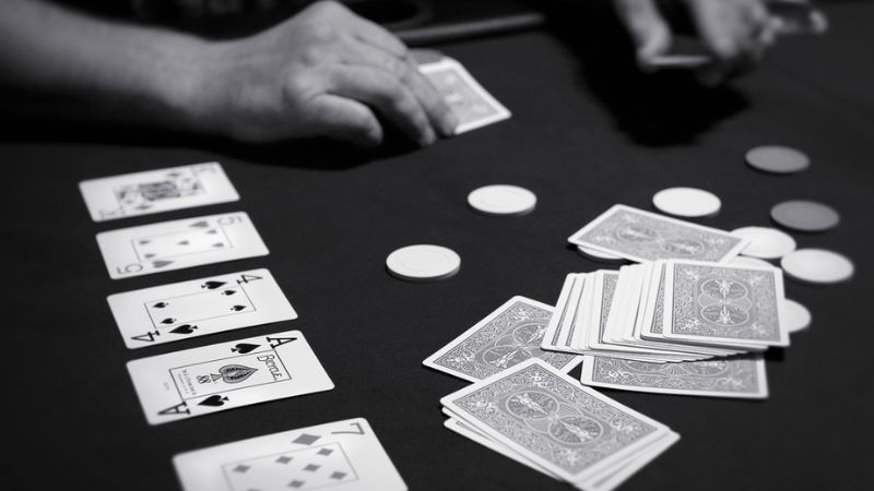 Bộ bài Poker gồm 52 lá, chia thành 4 chất cơ bản